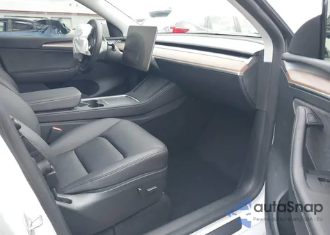 2024 Tesla Model Y Long Range Dual Motor All-Wheel Drive z USA, uszkodzony, nr VIN 7SAYGDEE5RF117892